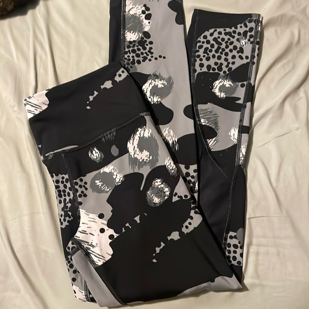 Women’s Under Armour leggings size M